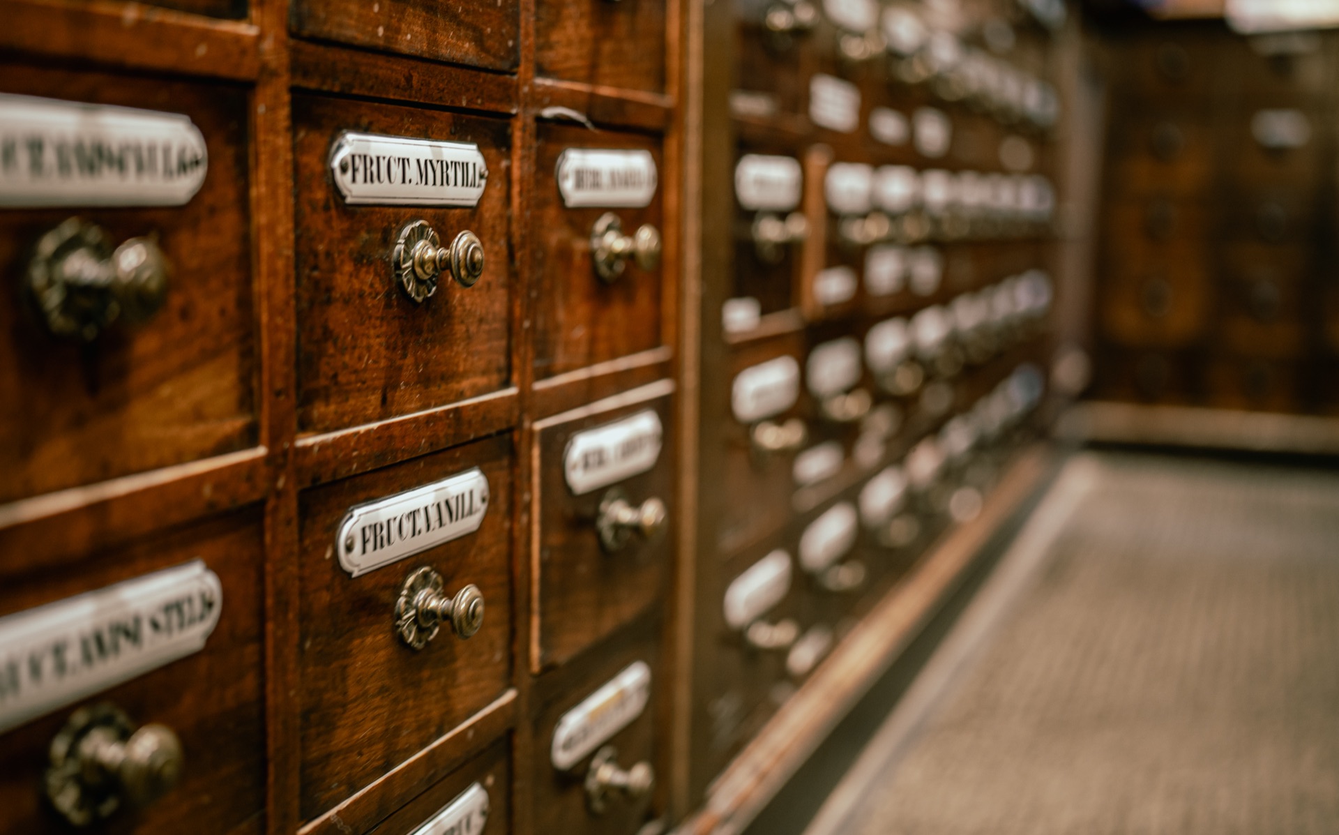 Historische Apothekenflaschen der Theresien Apotheke