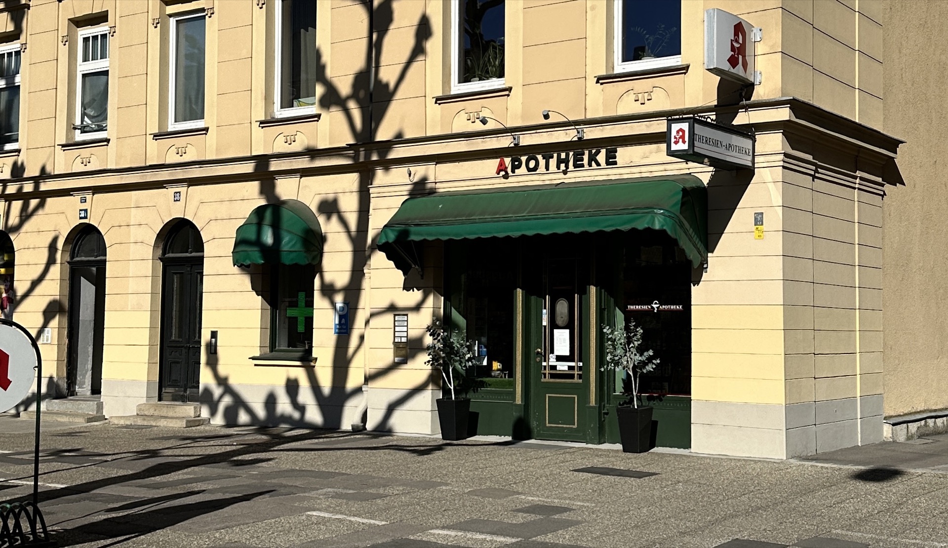Außenansicht der Theresien Apotheke in Augsburg